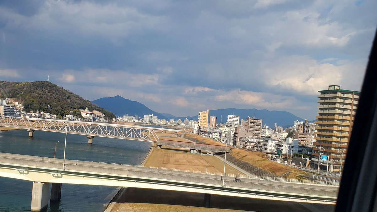 keitamuj's tweet photo. 急遽名古屋に出張ですわぁ…
午前仕事終えて今から出発💨
新幹線の中も咳き込む人多すぎて怖いなぁ…インフルは勘弁やわぁ https://t.co/l94Rjn4SsV