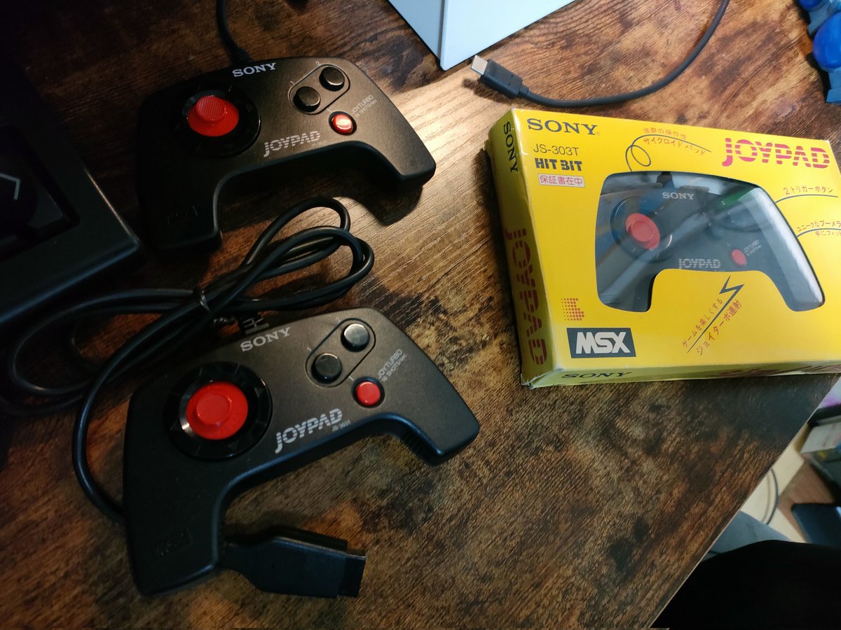 カスタマイズ用に追加のJOYPAD
3つ目である