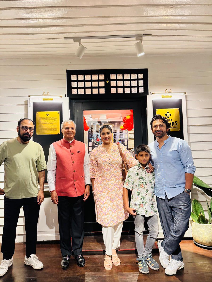 रात के खाने 
पर 
चर्चा… 🍽️💕

<a href="/Sunil8327/">Sunil Kothari</a> 
<a href="/NMahadur/">Neelu M. Sen</a> 
<a href="/NivaanSen/">NIVAAN SEN</a> 
<a href="/kumarr_raj/">Rajesh Kumar 🇹🇭🇮🇳</a> 

#meeting 
#dinner #blessed #Gratitude 
#neelumahadur #nivaansen