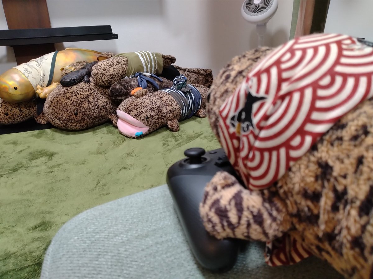 sansyo26's tweet photo. ドラクエにさんしょうは勇者として、にぎりやたぬきち、マルシンも…
ぴったりな職業を見つけられず登場できなかったうなぎはコントローラーの主導権を握ったようです。
まぁそんな旅も終わったようですが。 https://t.co/nvjK6SjZ10