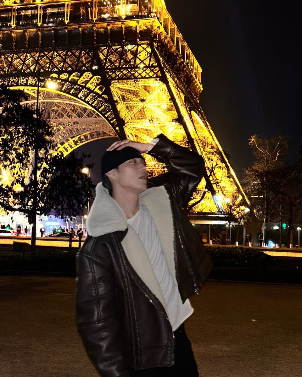 _Intak's tweet image. Meet me under the Eiffel Tower, 7PM.
