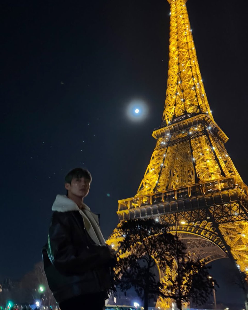 _Intak's tweet image. Meet me under the Eiffel Tower, 7PM.