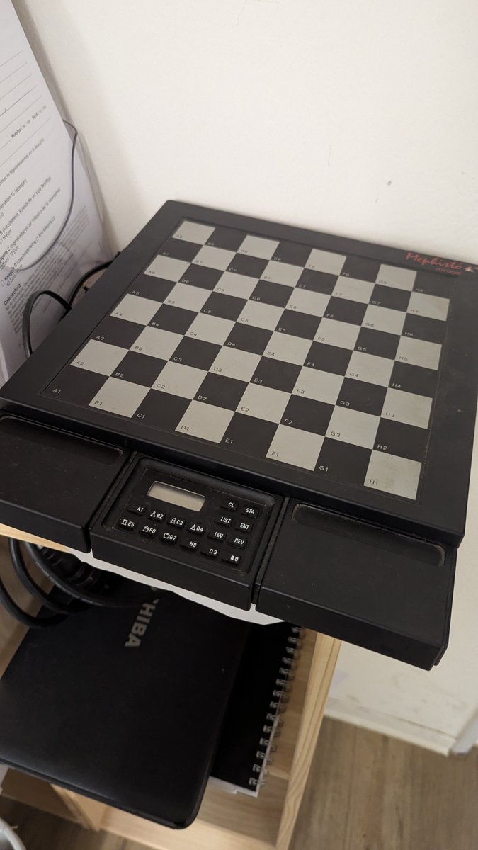 SchachNotizen's tweet photo. Als ich vor ein paar Wochen im Lübecker Schachverein mal wieder so ein Ding in den Händen hielt, brachte diese haptische Erfahrung unerwartet viele Erinnerungen zurück. Spielstark waren die Computer nicht, aber für mich als absoluten Anfänger hats gereicht. #Computerschach
2/2 https://t.co/9Ud6GUg4V1