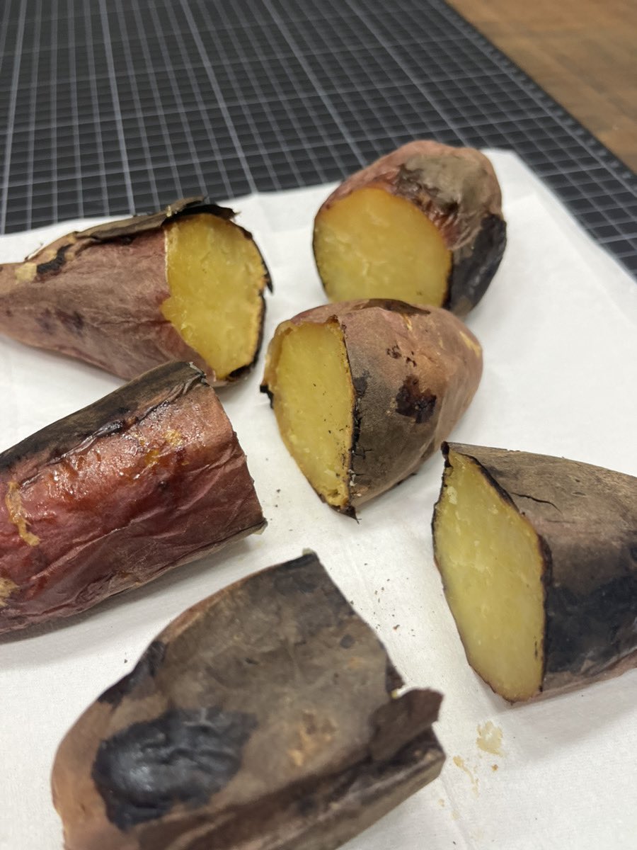 STUDIO_500G's tweet photo. 寒い日のお楽しみ、ストーブの上でさつま芋を焼きました。
オフィス内に甘〜い匂いが漂います。
ホクホクとした、甘くておいしい焼き芋に仕上がりました♪
#GOCAN
#GOCANWEB https://t.co/S2YX0d8YpL