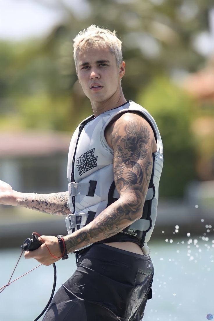notgwendalupe's tweet photo. justin bieber https://t.co/uJpQEOvYa7