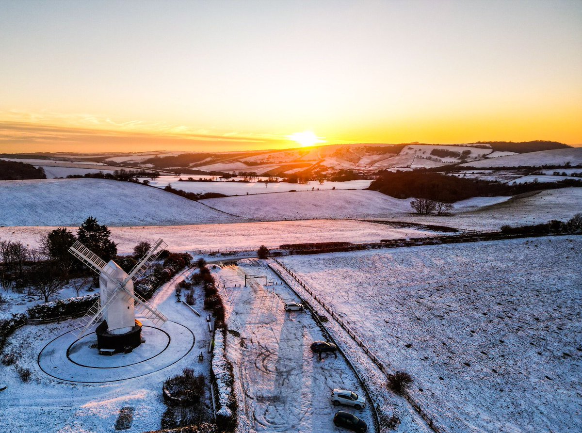 sdnpa's tweet photo. Jack and Jill welcoming the early morning winter sun. 

📷 Tom Hard 

#SouthDowns #Winter #MondayMotivation https://t.co/2LvPBcw1XJ