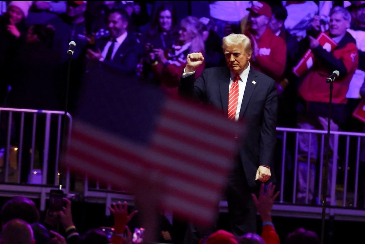 LiveupdatesUS's tweet image. BREAKING: President-elect Trump announces plans to declassify documents related to the assassinations of JFK, RFK, and Martin Luther King Jr. #Trump #JFKFiles #RFK #MLK #Declassification