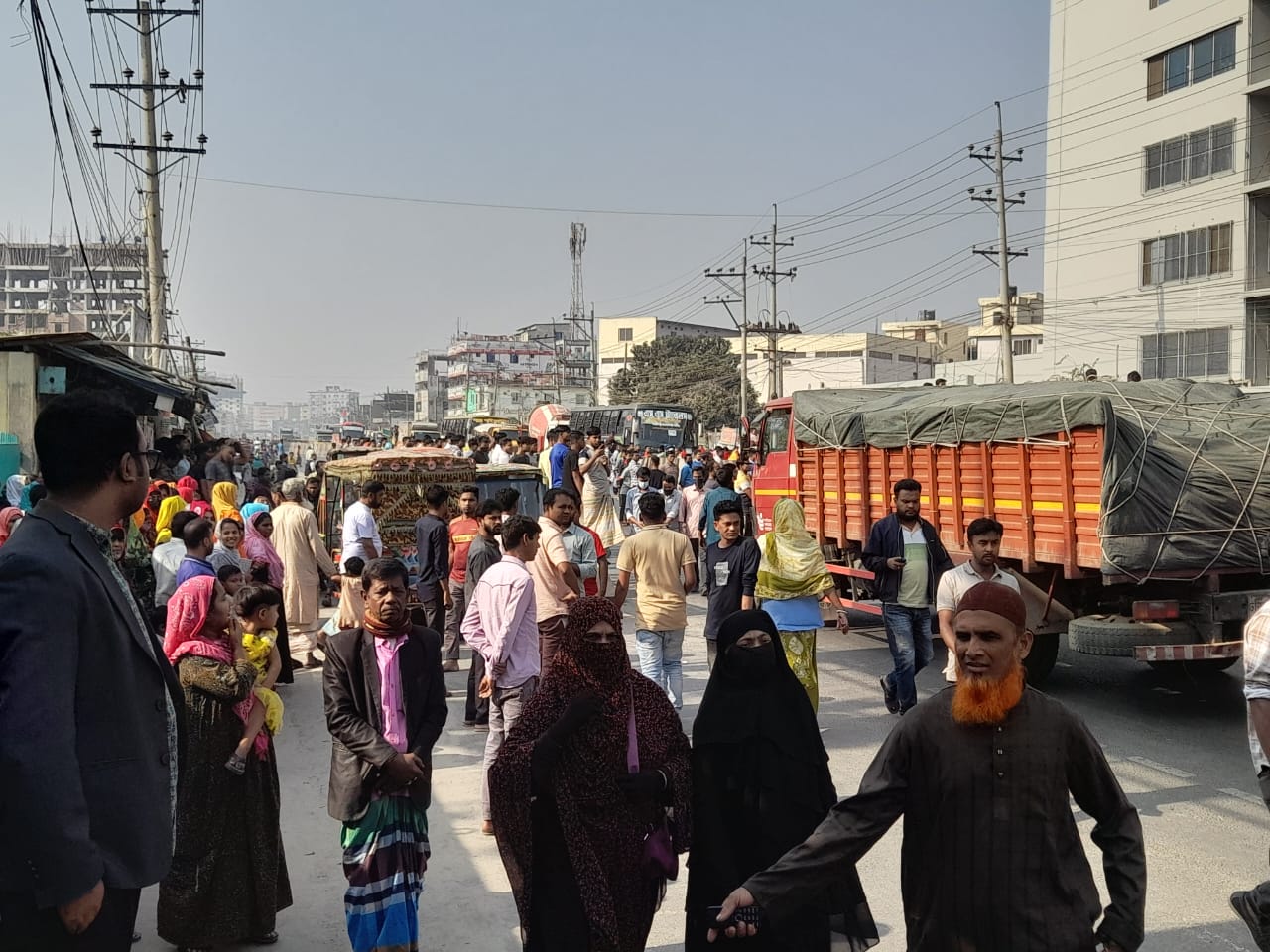 কালিয়াকৈরে ছাত্র শ্রমিক কোন্দলে মহাসড়কে দুই ঘন্টা যানচলাচল বন্ধ