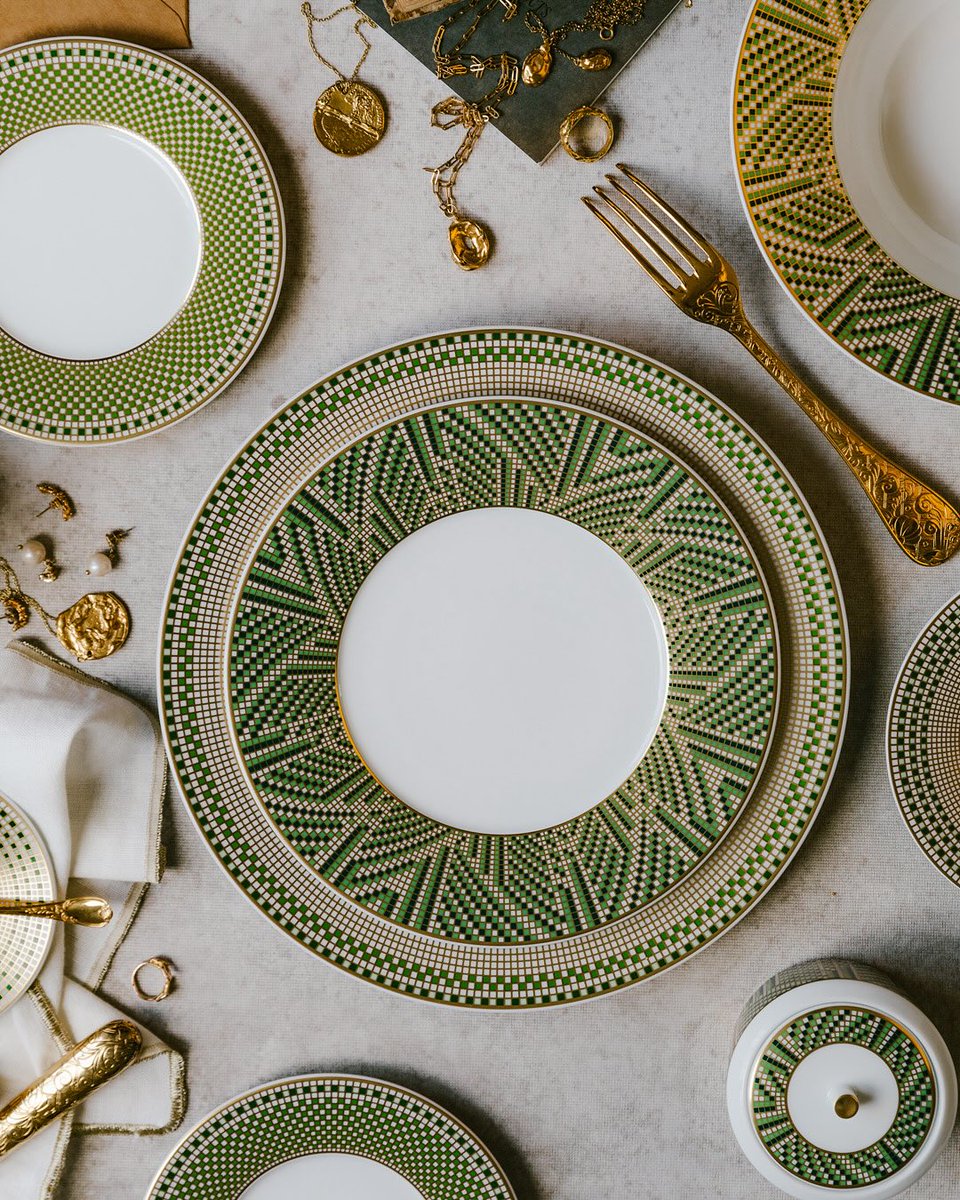 JashanmalBH's tweet image. 💚 Dive into the Art Deco universe with the Augusta collection, featuring a dazzling mosaic of gold, soft and emerald greens ✨

Available in Jashanmal Department Store Al Aali Mall.

#bernardaud #tableware #dinnerware #tablesetting #home #Jashanmal #Bahrain