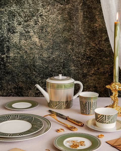 JashanmalBH's tweet image. 💚 Dive into the Art Deco universe with the Augusta collection, featuring a dazzling mosaic of gold, soft and emerald greens ✨

Available in Jashanmal Department Store Al Aali Mall.

#bernardaud #tableware #dinnerware #tablesetting #home #Jashanmal #Bahrain