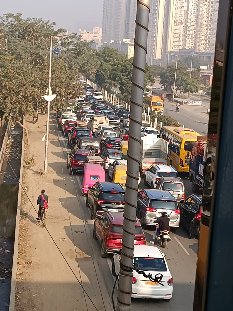 abhishek_nefowa's tweet photo. .@CP_Noida @dcptrafficnoida ग्रेनो वेस्ट के निवासियों को कब मिलेगी जाम से राहत..??
ग्रेनो वेस्ट को जाम की नगरी बना कर, क्यों छोड़ दिया गया है l 

भीषण जाम की वजह से 8:45 AM पर पहुंचने वाली स्कूल बस 9:30 AM तक नहीं पहुंची, बच्चों को बस स्टॉप से वापस लौटना पड़ा। हमारी बात झूठी लगे तो किसी भी स्कूल में फोन करके पूछ लें। ट्रैफिक कर्मी लगाते नहीं। ऑटो वाले मनमानी तरीके से चलते है उन पर कोई लगाम नहींl जो भी ट्रैफ़िक कर्मी रहते, उन्हें काम करने के बदले रास्ते बंद करना ज्यादा मुनासिब समझ आता है।
@uptrafficpolice @dgpup @CMOfficeUP @myogiadityanath