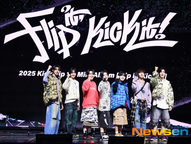 fallinminje's tweet photo. an article of #KickFlip mentioning their JYPE seniors has been uploaded! 🩶

“young k, who has written countless of hit songs for day6, contributed to warriors as the sole lyricist, enhancing the quality of the song. keiju said, ‘first of all, it was such an honor to work with young k sunbaenim.’

minje added, ‘young k sunbaenim was present during our recording session and gave us advice. he said that teams with carefree maknaes tend to last the longest.’ day6 has also maintained a close bond with their maknae, dowoon. minje continued, ‘we already look out for our maknae and build a fun atmosphere for him, so i think it would be great to continue this kind of dynamic in the future.’

the maknae donghyeon, born in 2007, said, ‘i took those words to heart. the hyungs already try so hard to make everything easier for me, so i'm living really happily.’

juwang added, ‘young k sunbaenim and our other JYPE sunbaenims gave us advice. stray kids changbin and i.n sunbaenims also said that for a group to last seven or ten years, it's essential to have good teamwork and to [only] argue to the extent of reconciliation.’”

🖇️ https://t.co/1mf2Hep0EQ

#킥플립 @kickflip_jype