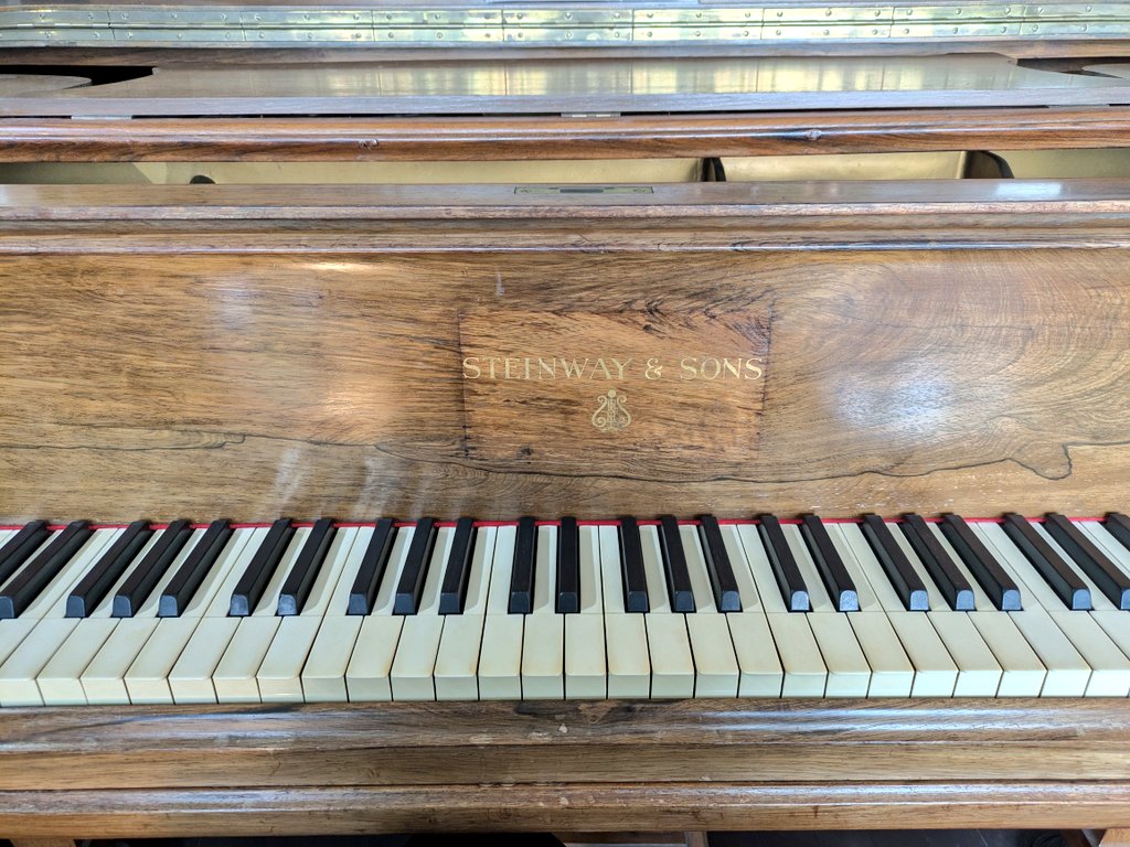 wakapaijazz's tweet image. 昨日は調律師さんのご自宅にて #PureImagination スタインウェイ2台（ハンブルクとニューヨーク）弾き比べライブ、満員御礼でした。
ボーカル #西村知恵 は相変わらずのやりたい放題で一同大爆笑。また皆さんピアノの音色の違いを存分に楽しんでおられました。
次回5月に再演ありそうです！！