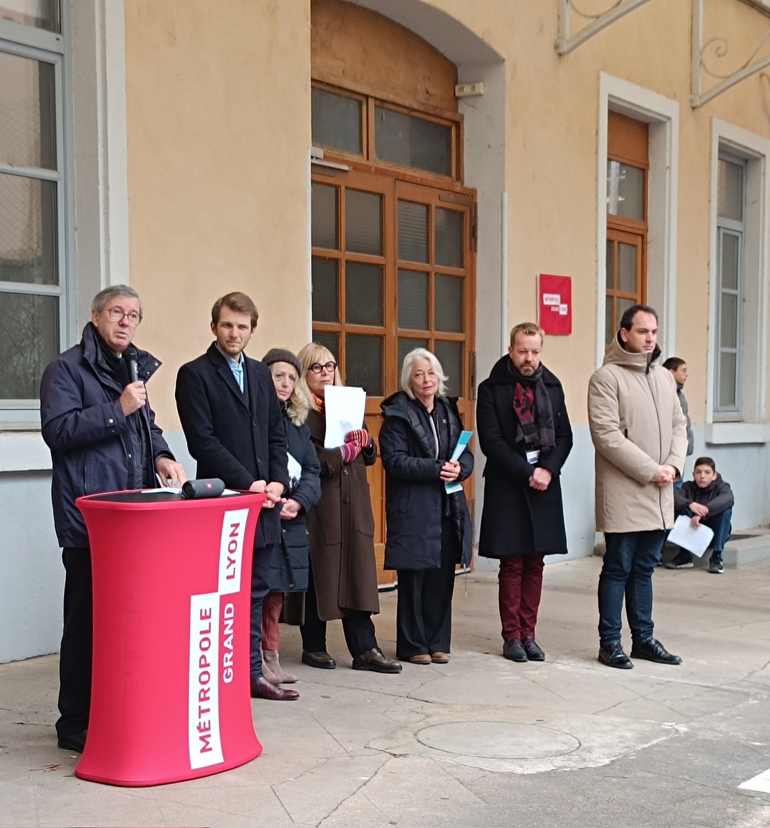 Académie de Lyon (@academielyon) on Twitter photo À quelques jours des 80 ans de la Libération d'Auschwitz, le collège Jean Monnet de Lyon rendait hommage aux enfants et jeunes de 2e arrondissement, déportés pendant la Seconde Guerre mondiale.
Le recteur <a href="/DugripOlivier/">Olivier Dugrip</a> a participé au dévoilement d'une plaque commémorative. À quelques jours des 80 ans de la Libération d'Auschwitz, le collège Jean Monnet de Lyon rendait hommage aux enfants et jeunes de 2e arrondissement, déportés pendant la Seconde Guerre mondiale.
Le recteur <a href="/DugripOlivier/">Olivier Dugrip</a> a participé au dévoilement d'une plaque commémorative.