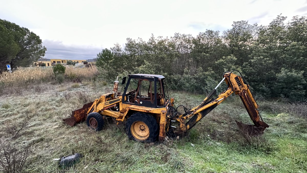 #CPVA Philippe n'en peut plus, ça fait 12 ans qu'il a le tractopelle en panne de son voisin sur son terrain ! <a href="/AthinaJuge/">Athina Juge</a> est en duplex avec le voisin, on essaye de trouver une solution pour qu'il débarrasse enfin l'engin ! <a href="/courbet_julien/">Julien Courbet</a>