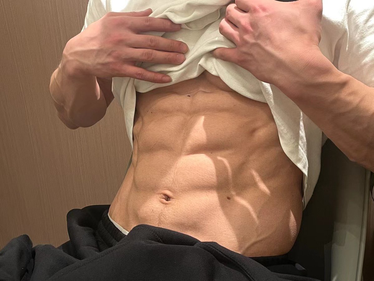 吃个饭非要看腹肌，