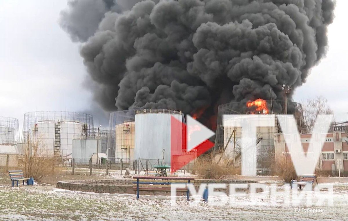 ❗️The oil depot in 🇷🇺Liski, which was attacked by kamikaze drones, continues to burn.