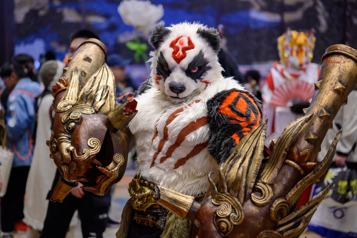 我得到了一些新花样……就像现在——熊的力量附身于我！
Transforms into Bear: Got me some new tricks…like me bruddah bear!
#furry #FursuitEveryday #fursuit  #山君工坊