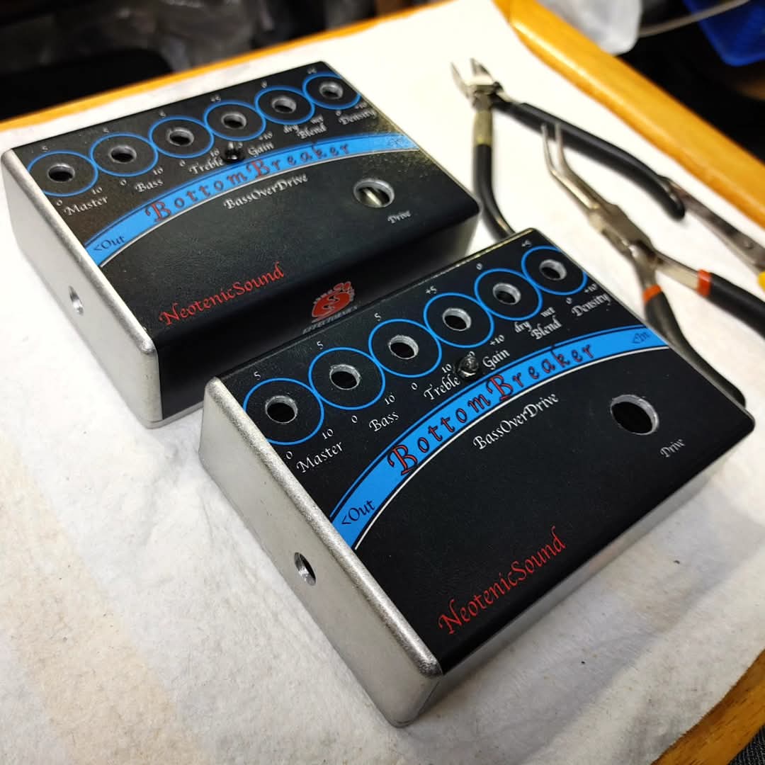 EFFECTORNICS's tweet photo. 特別思い入れのある機種。
最後の組み上げ。
僕にはこれを超えるベースの歪みは創れない。
ありがとうの気持ちを込めて。
#NeotenicSound #BottomBreaker #ベース用ドライバー #歪みエフェクター #ハンドメイドエフェクター #手作りエフェクター #えふぇくたぁ工房 #ありがとう https://t.co/1Em9T5mcIw