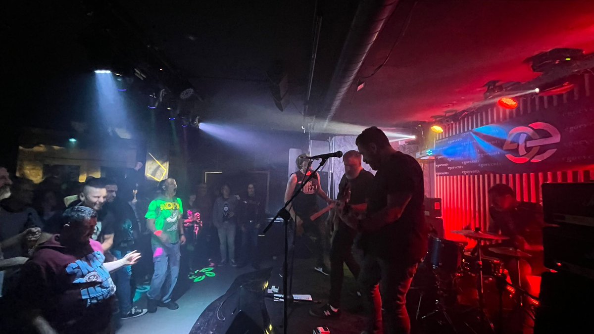 AyukenMP's tweet photo. 🛻🖤 #ResumenFinde (1/3) El finde empezó tirando de #punkrock del bueno con nuestros queridos #SUGUS, que celebran nada menos que 30 añazos en la carretera. Lo celebramos con ellos en Alcalá de Henares; y este viernes 24 haremos lo propio en @Morticiapuffo (#Ponferrada). https://t.co/PokarXnnX7