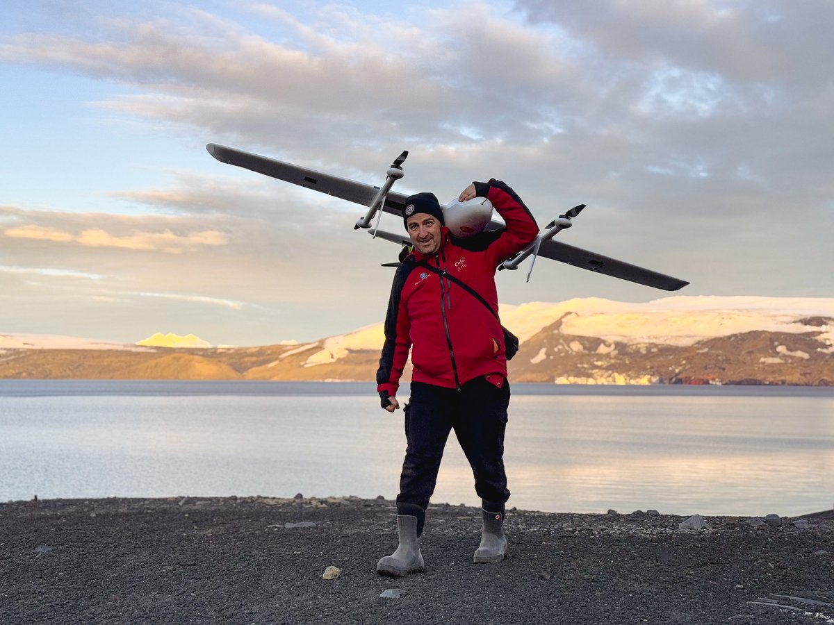 DronSea's tweet image. Primer vuelo de preparación de nuestro VTOL en isla Decepción.
@CSIC @ICMAN_CSIC @CSICAndalExtrem @ATYGES