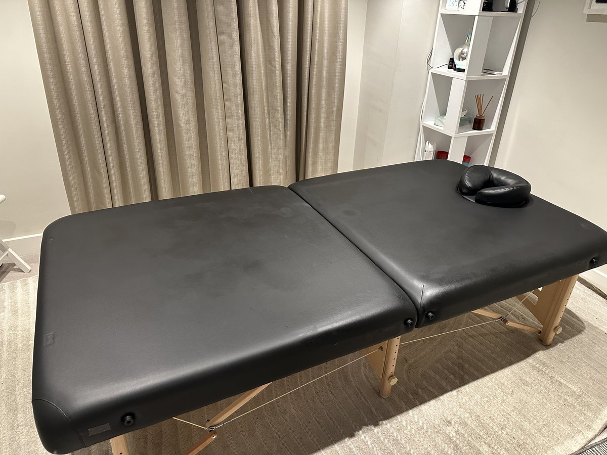 IntimacyMatters's tweet image. Check out this extra large massage bed I am selling on Nextdoor:  nextdoor.co.uk/for_sale_and_f…
