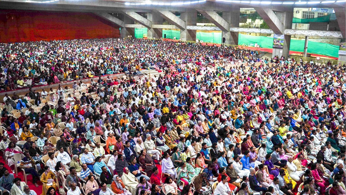 Gurudev's tweet photo. 7,000 sadhaks had a three-day immersive experience of the Patanjali Yoga Sutras. https://t.co/r8C1CQtUk5