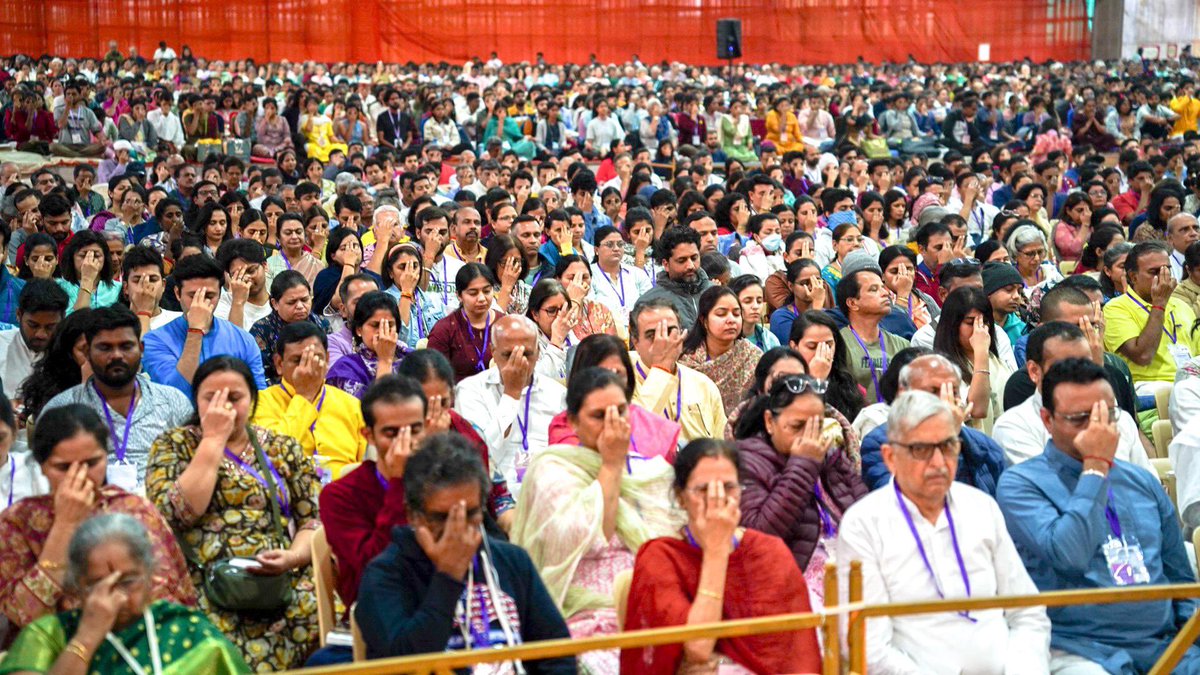 Gurudev's tweet photo. 7,000 sadhaks had a three-day immersive experience of the Patanjali Yoga Sutras. https://t.co/r8C1CQtUk5