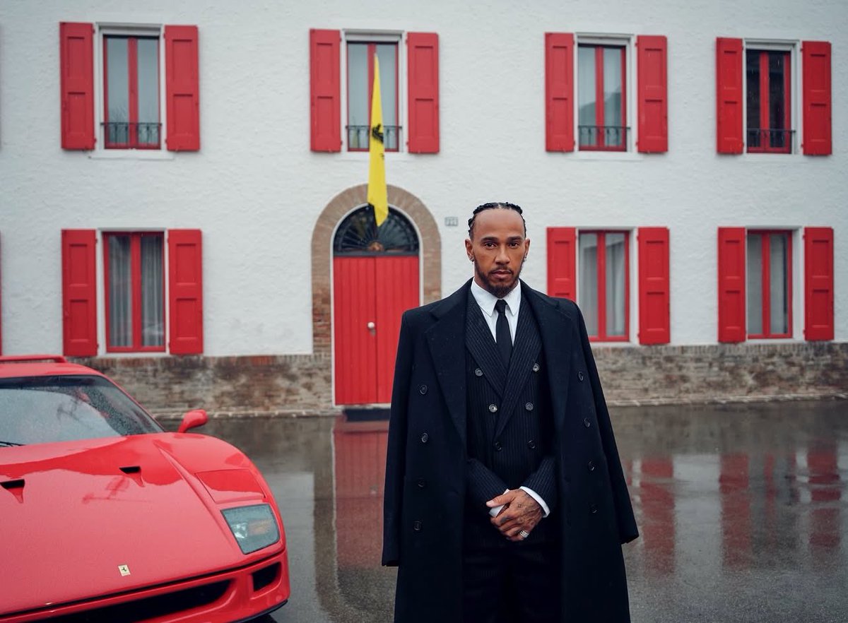 🚨 Lewis Hamilton’s first OFFICAL photo as a Scuderia Ferrari driver in Maranello!