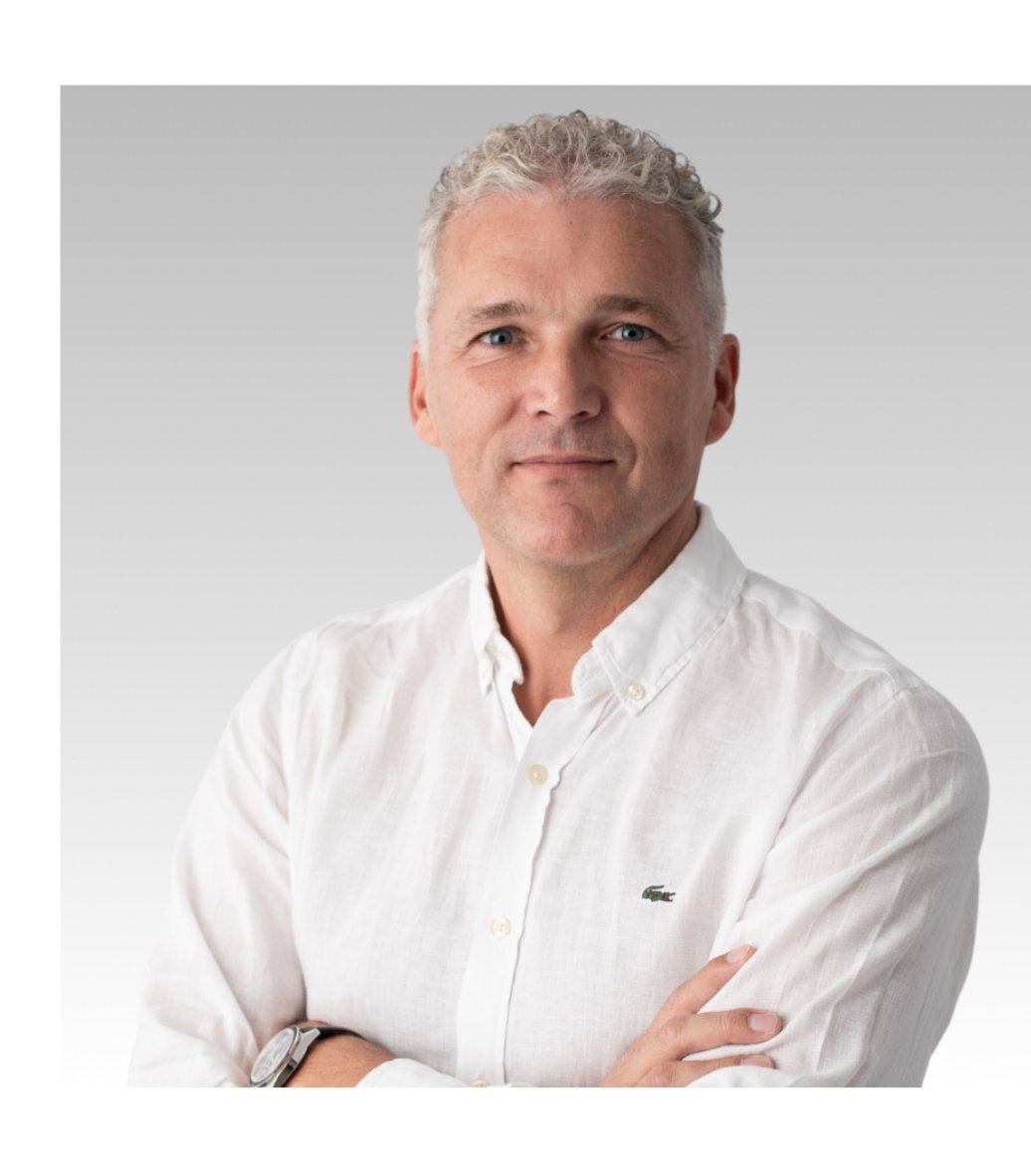 FonsiLoaiza's tweet image. Este promotor inmobiliario se llama Javier Timoner y es el único que opta al supercontrato de 155M€ para construir viviendas protegidas en Valencia tras la DANA. Es el marido de Alma Alonso, diputada del PP de Valencia. Después del desastre llega el saqueo. El PP es la Mafia.