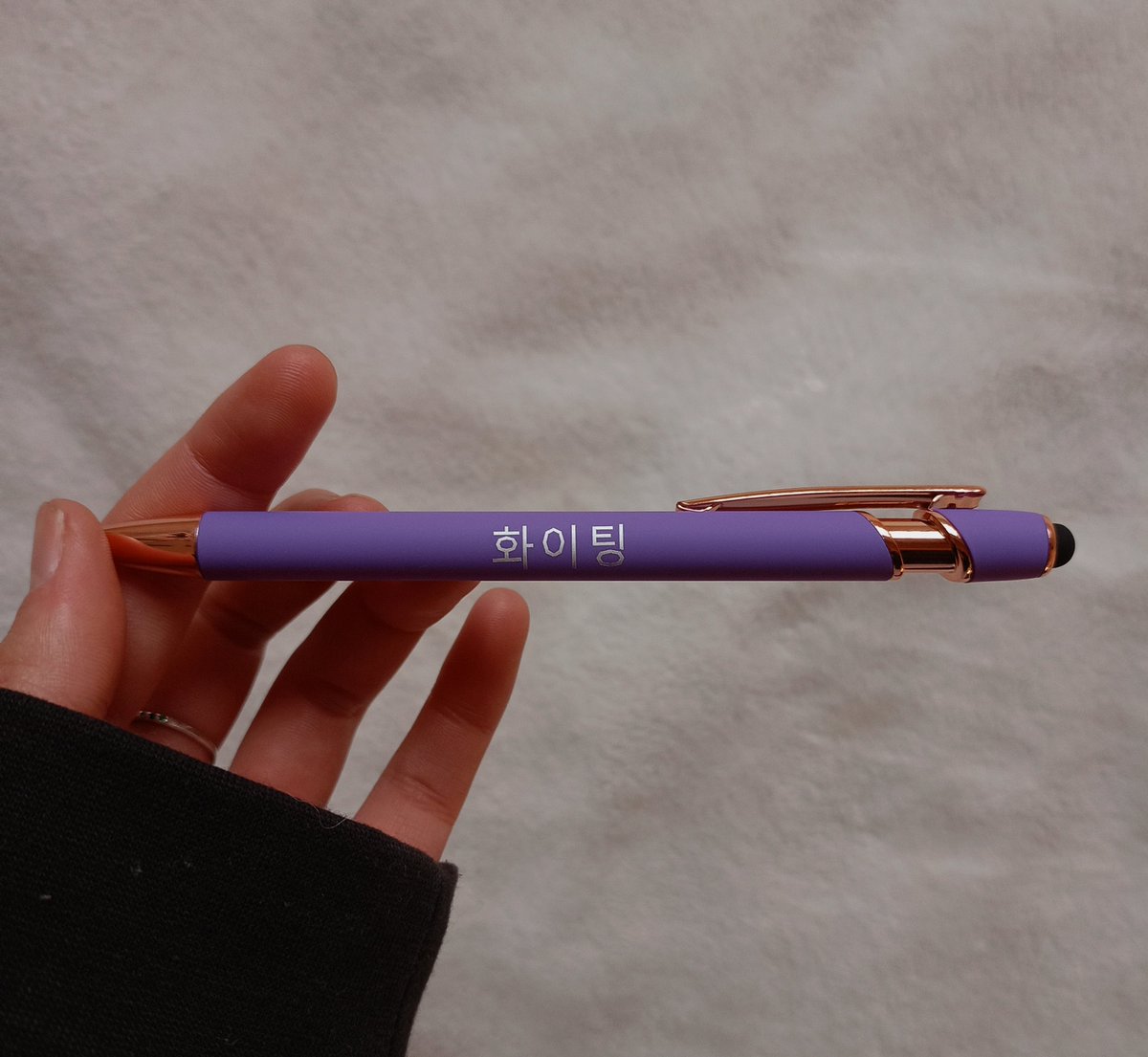 Mi hermana me ha regalado un boli personalizado para este sábado. Supongo que toda la suerte ya la he gastado con ella 🤍
