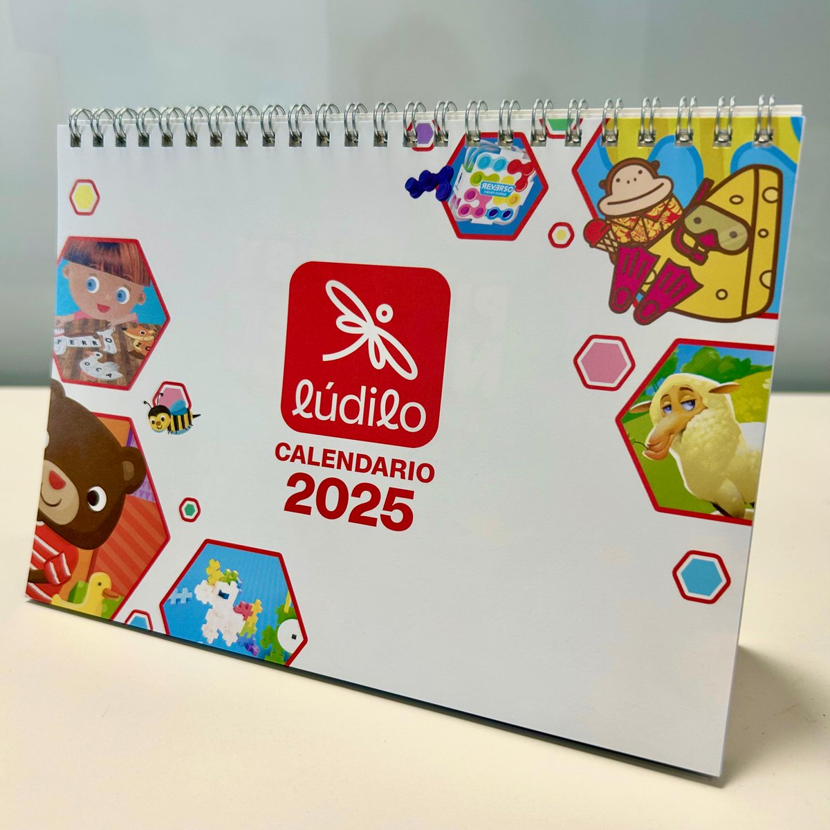 ✨🗓️¡SORTEO POR EL DÍA INTERNACIONAL DE LA EDUCACIÓN! ✨🗓️
Con ilusión y cariño queremos compartir nuestro calendario Lúdilo 2025 con vosotros. Por eso ¡Sorteamos 10! 

¡Participa! 

1️⃣ Sigue a <a href="/LudiloJuegos/">Lúdilo</a> 

2️⃣ RT a esta publicación 

3️⃣ Etiqueta a 2 personas en comentarios