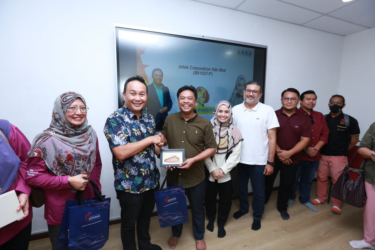 Inst_Koperasi's tweet photo. Kunjungan Hormat ke Koperasi Komuniti Siti Payung Miri Berhad
20 Januari 2025
IKMa telah mengadakan kunjungan hormat bagi melihat secara langsung proses dan mendapatkan maklumat tentang perniagaan utama disini iaitu perniagaan kek lapis serta perniagaan roti.
#IKMa
#KUSKOP https://t.co/SLMhEYjStF