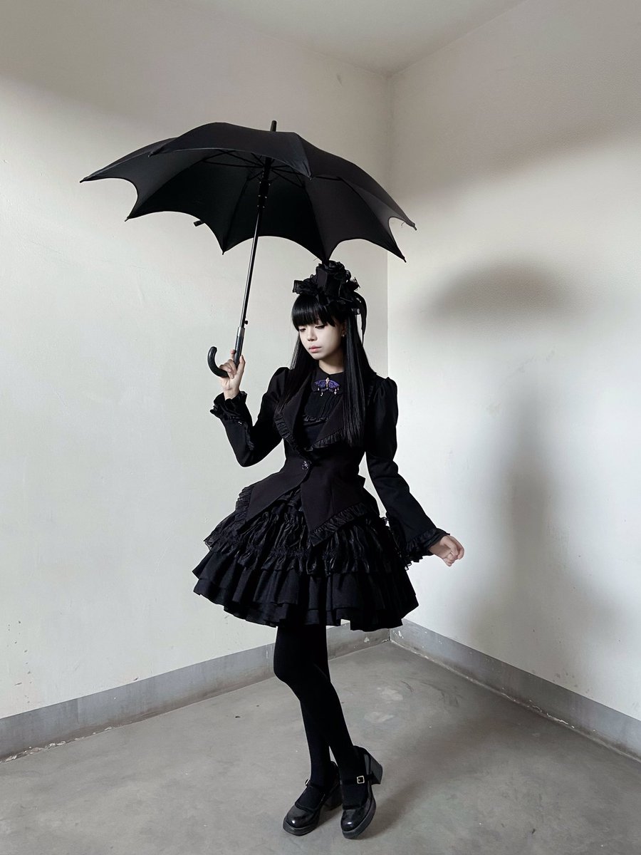 TenWitch2022's tweet photo. Not a light of the day, yet I illuminate every gaze upon me.💜🖤 #lolitafashion #gothic #lolitta #jfashion #fyp #egl #ootd #OotdStyle #vkeifashion #gothicfashion #victoriangoth #dress #ロリータファッション #ໂລລິຕ້າ #стильлолита #tenwitches #OriginalDesign #OriginalDesignBrand https://t.co/U9Ofq3P3n3