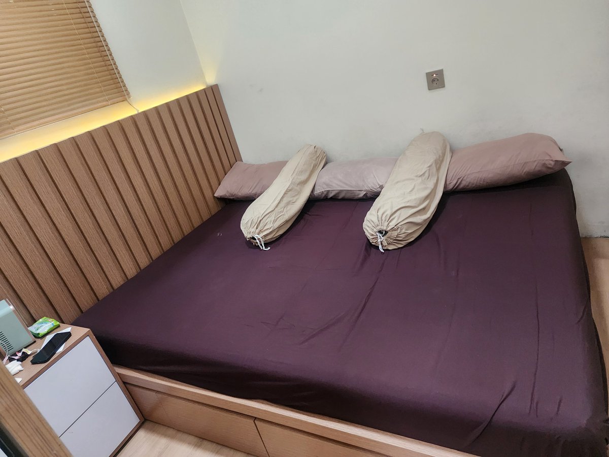 cak_sugenk's tweet image. Tadi pagi saya mengganti sprei kamar tidur sambil menangis, settingannya tetap saya kembalikan untuk 3 orang..
Untuk yaya, mendiang istri, dan saya. Walaupun sekarang yang meniduri hanya 2 orang saja.

Pedih