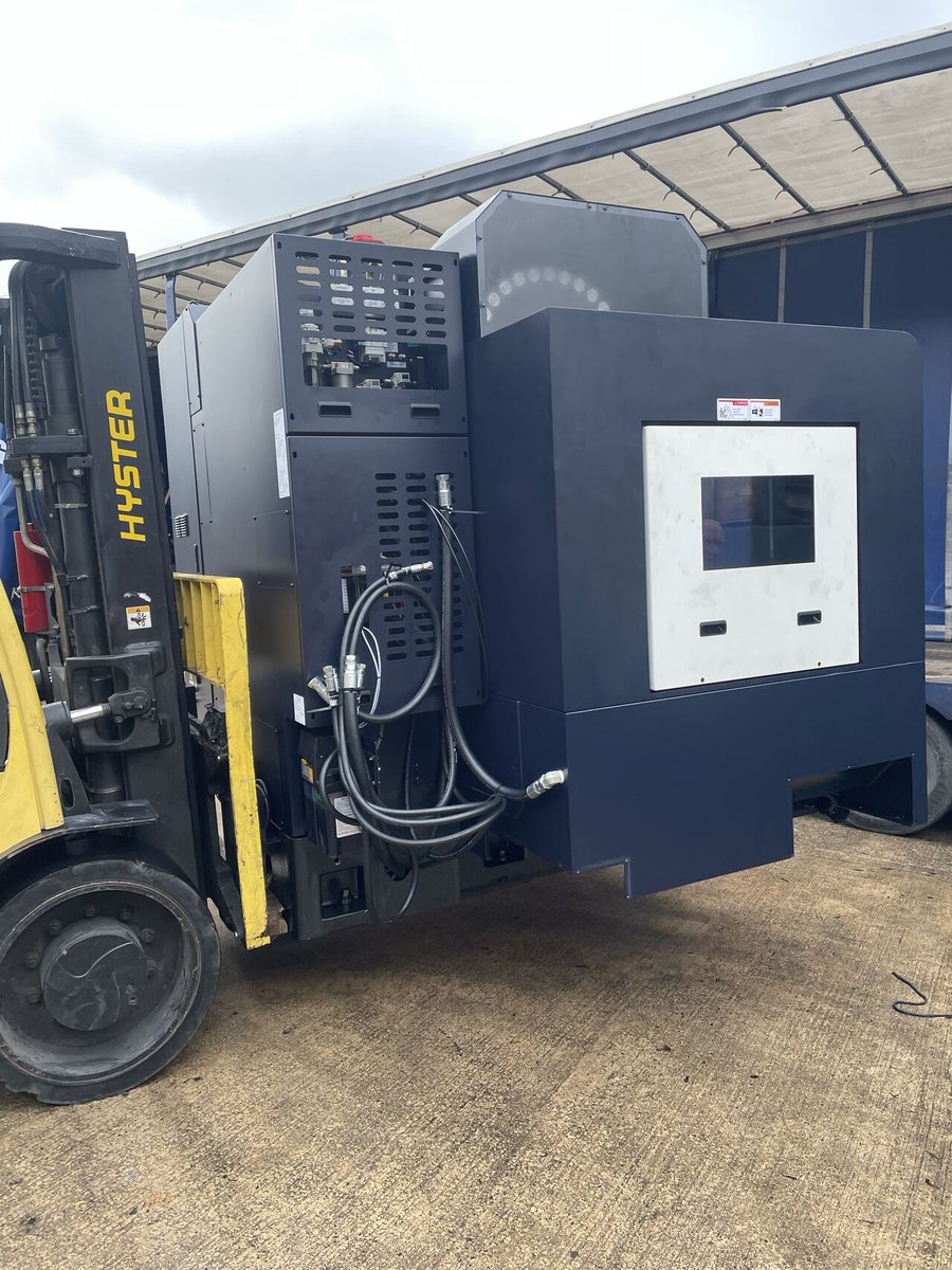 Making the most of the grey January days and moving machines around in the showroom 🚚 

#cncmachines #ukmachinetools #hwacheon #dahlih