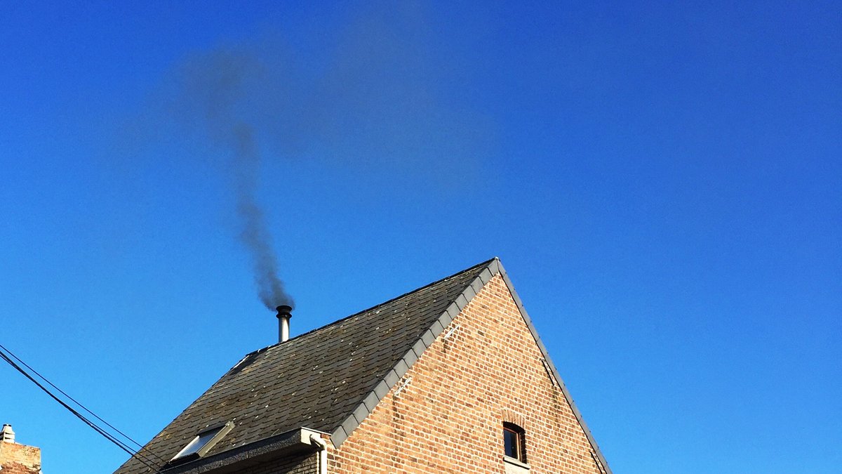 Er is vandaag veel fijn stof in de lucht. Omdat houtverbranding extra fijn stof in de lucht brengt, roepen we de bevolking op om geen hout te stoken als bijverwarming of om sfeer te creëren.

vmm.vlaanderen.be/waarschuwingen…