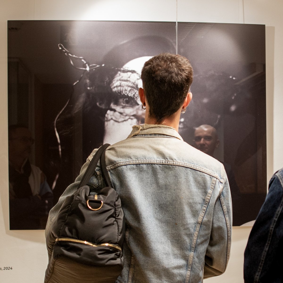 Centre LGTBI de Barcelona (@barcelonalgtbi) on Twitter photo 📸Encara no has visitat l'exposició "Alguien disparó" d'<a href="/Is0acFlores/">Isaac Flores</a> ?
Vuit retrats que recorren l'escena drag, el transformisme i les dissidències a Barcelona
ÚLTIMES SETMANES!
Fins el 31 de gener al <a href="/BarcelonaLGTBI/">Centre LGTBI de Barcelona</a>
Amb entrada lliure i grautïta!
Info: tuit.cat/YDls5 📸Encara no has visitat l'exposició "Alguien disparó" d'<a href="/Is0acFlores/">Isaac Flores</a> ?
Vuit retrats que recorren l'escena drag, el transformisme i les dissidències a Barcelona
ÚLTIMES SETMANES!
Fins el 31 de gener al <a href="/BarcelonaLGTBI/">Centre LGTBI de Barcelona</a>
Amb entrada lliure i grautïta!
Info: tuit.cat/YDls5