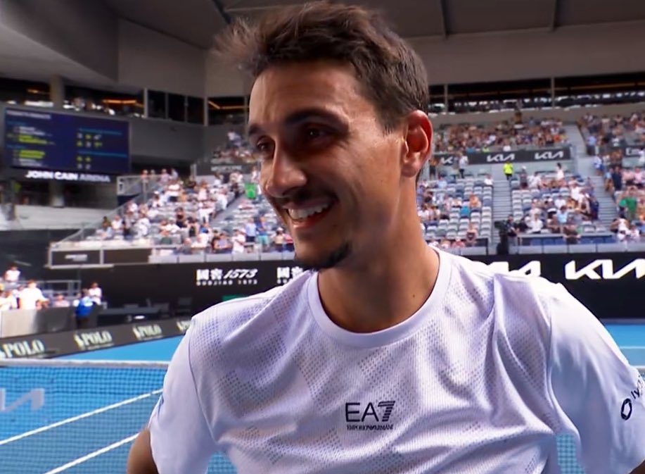 #Sonego 🎤”Emozioni pazzesche, è incredibile.
Sono felice di essere ai quarti, ma anche dispiaciuto per Tien che ha avuto problemi fisici durante il match e non è bello vincere così”

🎩 Chapeu a questo ragazzo: chiunque lo abbia seguito sa quanto sia perbene ed indefesso