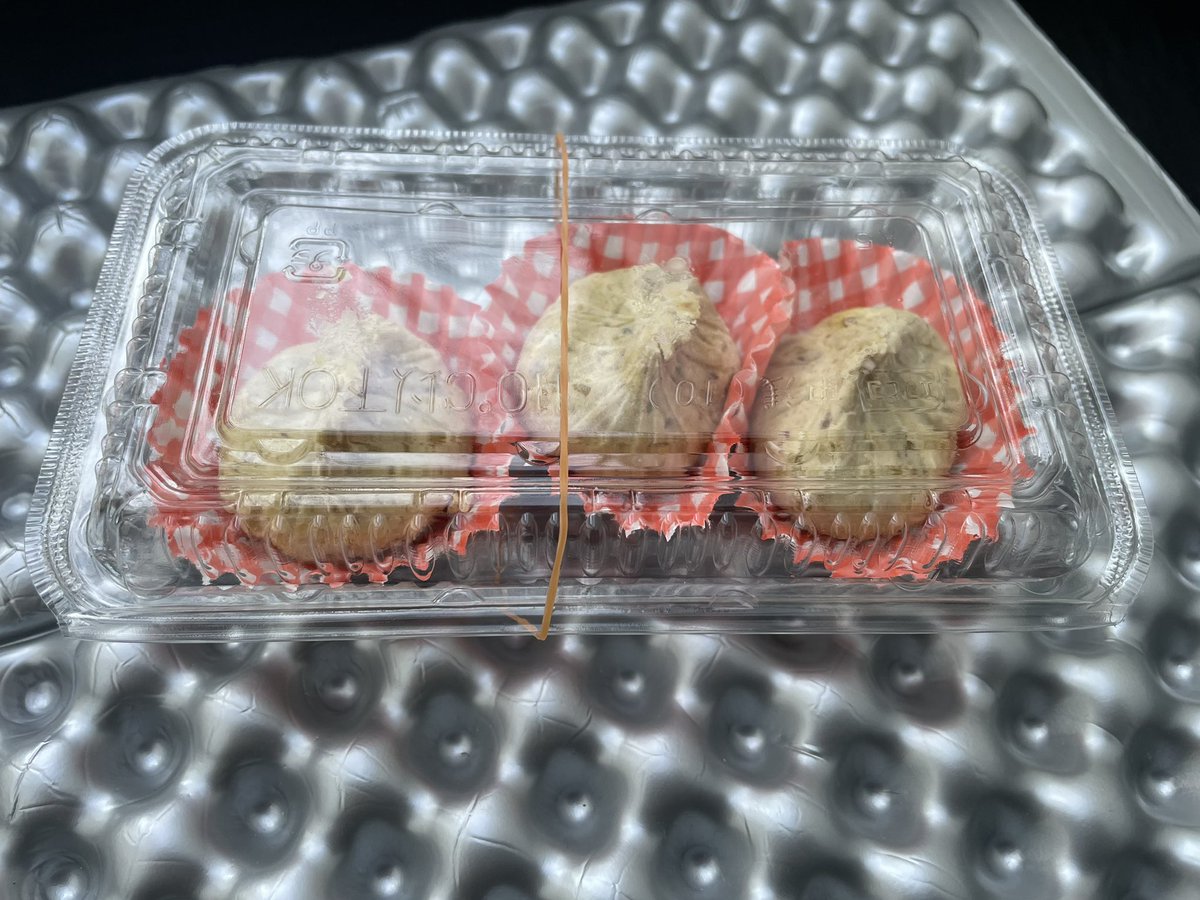 aaaauo3333's tweet photo. 恵那に来ている
管理人さんが倒れていたので介助したら栗きんとんを貰った https://t.co/Km9LTE0QQq