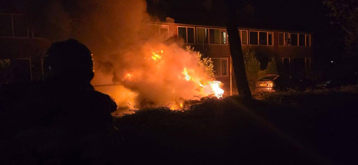 Auto verwoest door brand in Bolsward