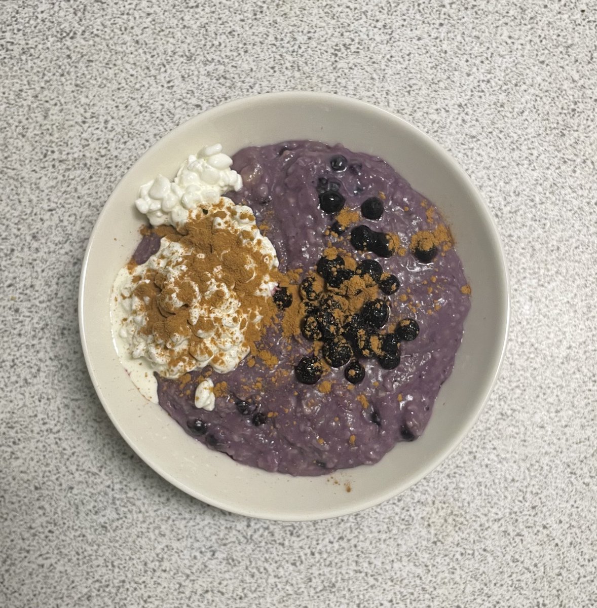 i finally tried the blueberry and banana oatmeal i’ve seen on tiktok so many times! it was really good😋👍