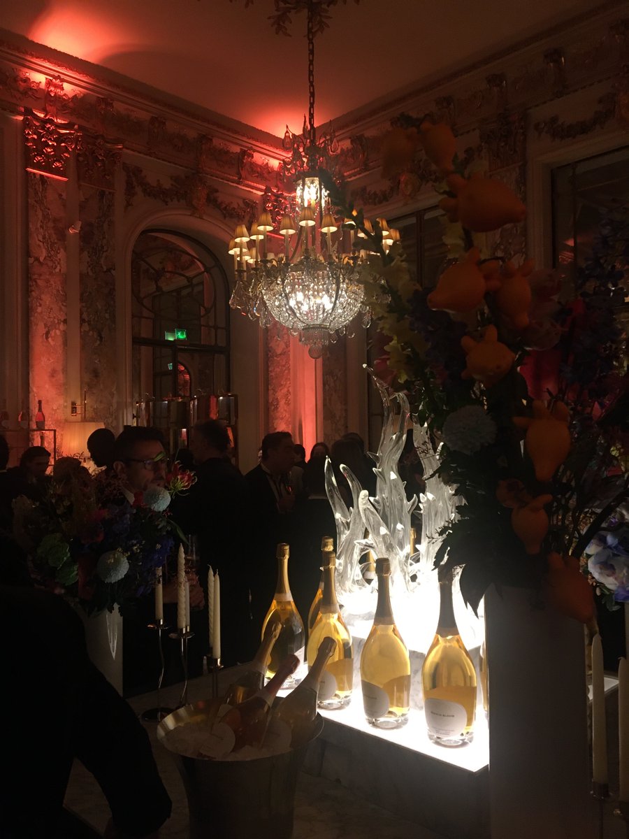 Surprise for me to taste 0% #wine <a href="/CHARLIEWINES/">CHARLIE ARTURAOLA</a>  but as it is all the rage right now &amp; chic gala ball at grand salon of <a href="/LeMeurice/">Le Meurice</a> #Paris perfect place to try #bubbly <a href="/FrenchBloom00/">French Bloom</a>  - no sugar, alcohol, sulphites - no nothing! Pleasant drink, but more interesting in #cocktails