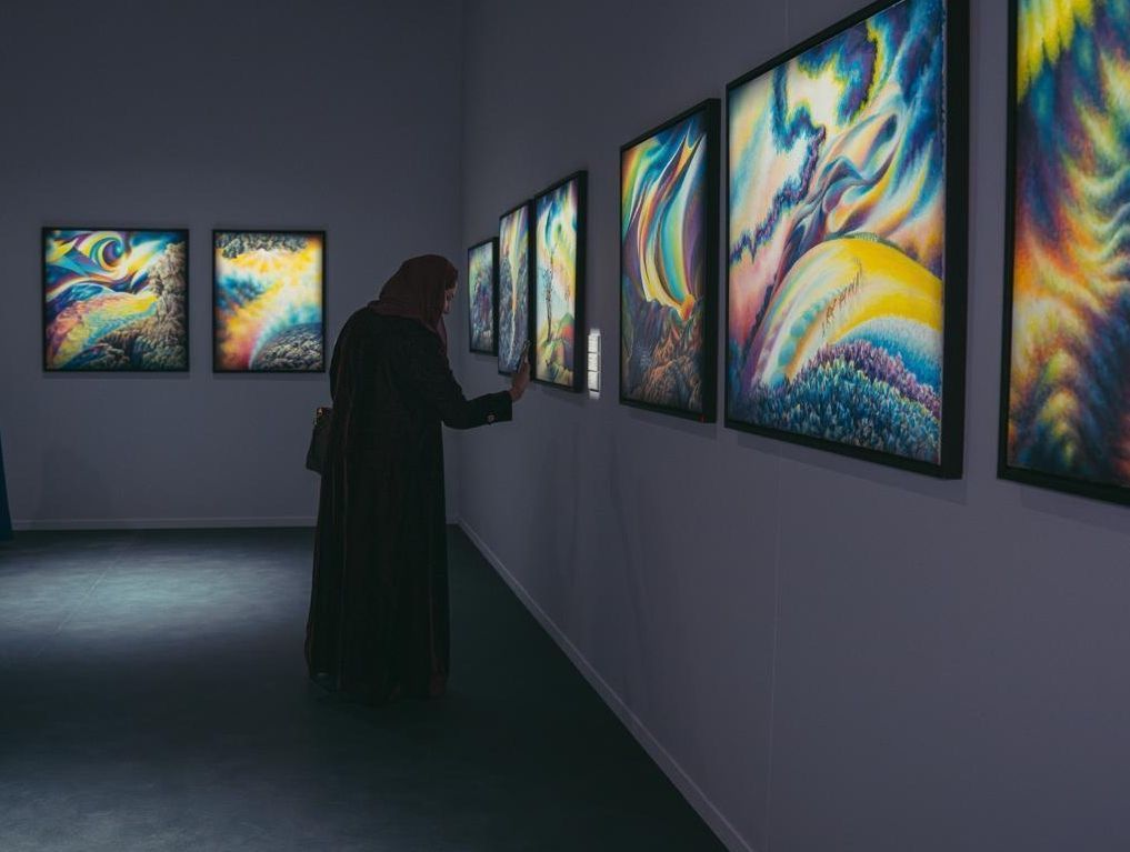 RiyadhCitySA's tweet image. معرض سعد العبيد: رحلة بصرية في عالم فنان عظيم! 
معرض فني استثنائي للاحتفاء بإرث الفنان الراحل #سعد_العبيد، أحد أبرز رموز الفن السعودي! 🇸🇦 
 أكثر من 150 عملا فنيا تجسد مسيرة متميزة حافلة بـالإبداع! ✨

◀️ محاضرات وورش عمل فنية 👨‍🎨
◀️ الرسم المباشر 🎨
◀️ فيلم وثائقي عن حياة الفنان…