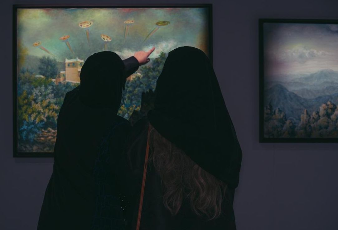 RiyadhCitySA's tweet image. معرض سعد العبيد: رحلة بصرية في عالم فنان عظيم! 
معرض فني استثنائي للاحتفاء بإرث الفنان الراحل #سعد_العبيد، أحد أبرز رموز الفن السعودي! 🇸🇦 
 أكثر من 150 عملا فنيا تجسد مسيرة متميزة حافلة بـالإبداع! ✨

◀️ محاضرات وورش عمل فنية 👨‍🎨
◀️ الرسم المباشر 🎨
◀️ فيلم وثائقي عن حياة الفنان…