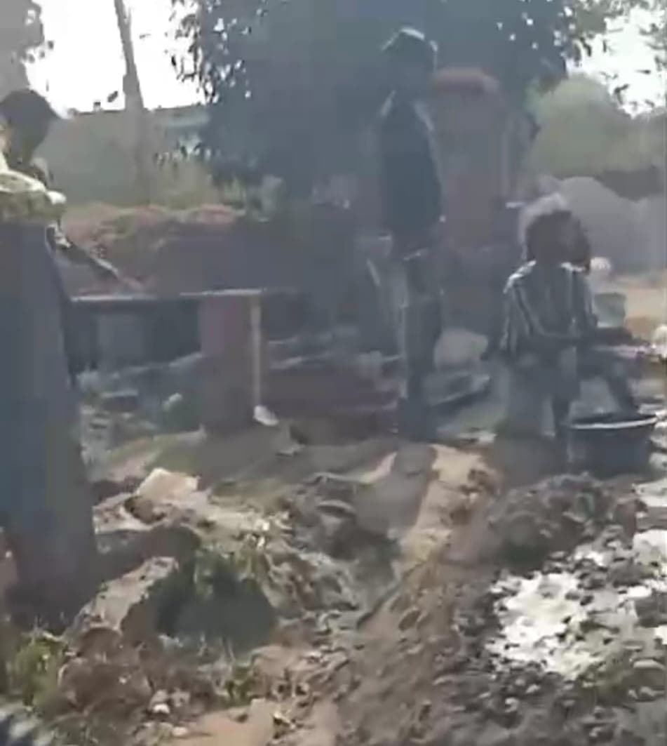 गंगाघाट कोतवाली क्षेत्र के अंतर्गत आने वाली जाजमऊ चौकी क्षेत्र के निहाल खेड़ा गांव में ग्राम समाज की सरकारी भूमि संख्या 1142 व 1152 पर क्षेत्रीय लेखपाल की मिलीभगत से भू माफियाओं द्वारा किया जा रहा लगातार अवैध निर्माण <a href="/CMOfficeUP/">CM Office, GoUP</a>  <a href="/brajeshpathakup/">Brajesh Pathak</a> <a href="/Uppolice/">UP POLICE</a> <a href="/dmunnao/">DM/DEO UNNAO</a> <a href="/unnaopolice/">UNNAO POLICE</a>