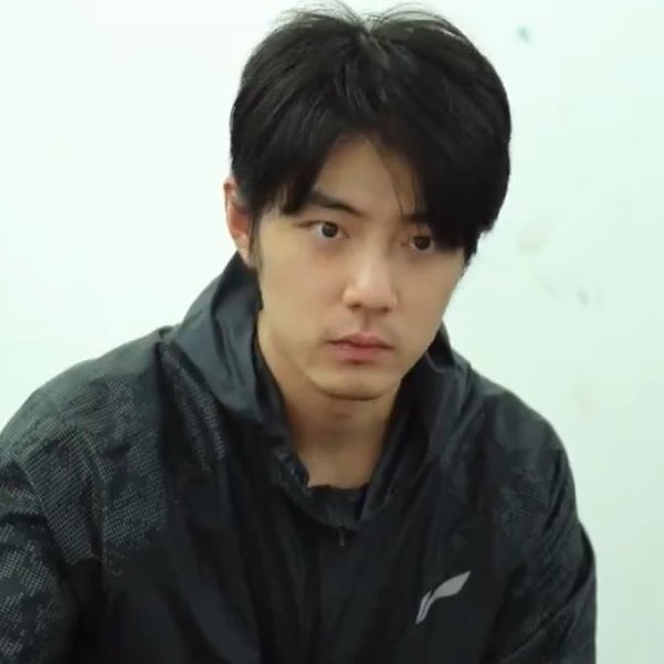 เชี่ยยยยยย ลุคพี่สุดหล่อมากกกกกกก ผมยาว กับไรหนวดไรเครา คือจบ จบชีวิต ไม่ต้องพูดไรกันแล้ว😭😭😭😭😭😭 โฮร อยากร้องไห้มาก แต่มึ้งงงงงงงงง ลุคเขาขนาดนี้อะ แต่มันจะขี้โกงเกินไปมั้ย คือหน้ายังเหมียวอยู่เลยอะㅠㅠ ㅠㅠ ㅠㅠ ㅠㅠ ㅠㅠ ㅠㅠ กุจะบ้า เขาทำไมขยันทำตัวสเปคนี่มาก😭😭😭