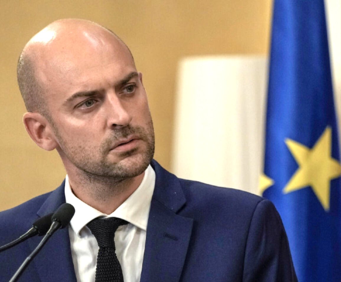 Alerte ! ⤵️

À l’instant sur BFMTV, le ministre Macroniste des Affaires étrangères Jean-Noël Barrot demande, sous prétexte de l’arrivée de #Trump plusieurs folies :

- « Un saut communautaire européen » 
- Le « doublement du budget de l’UE »
- Des « emprunts communs »
- L’ «