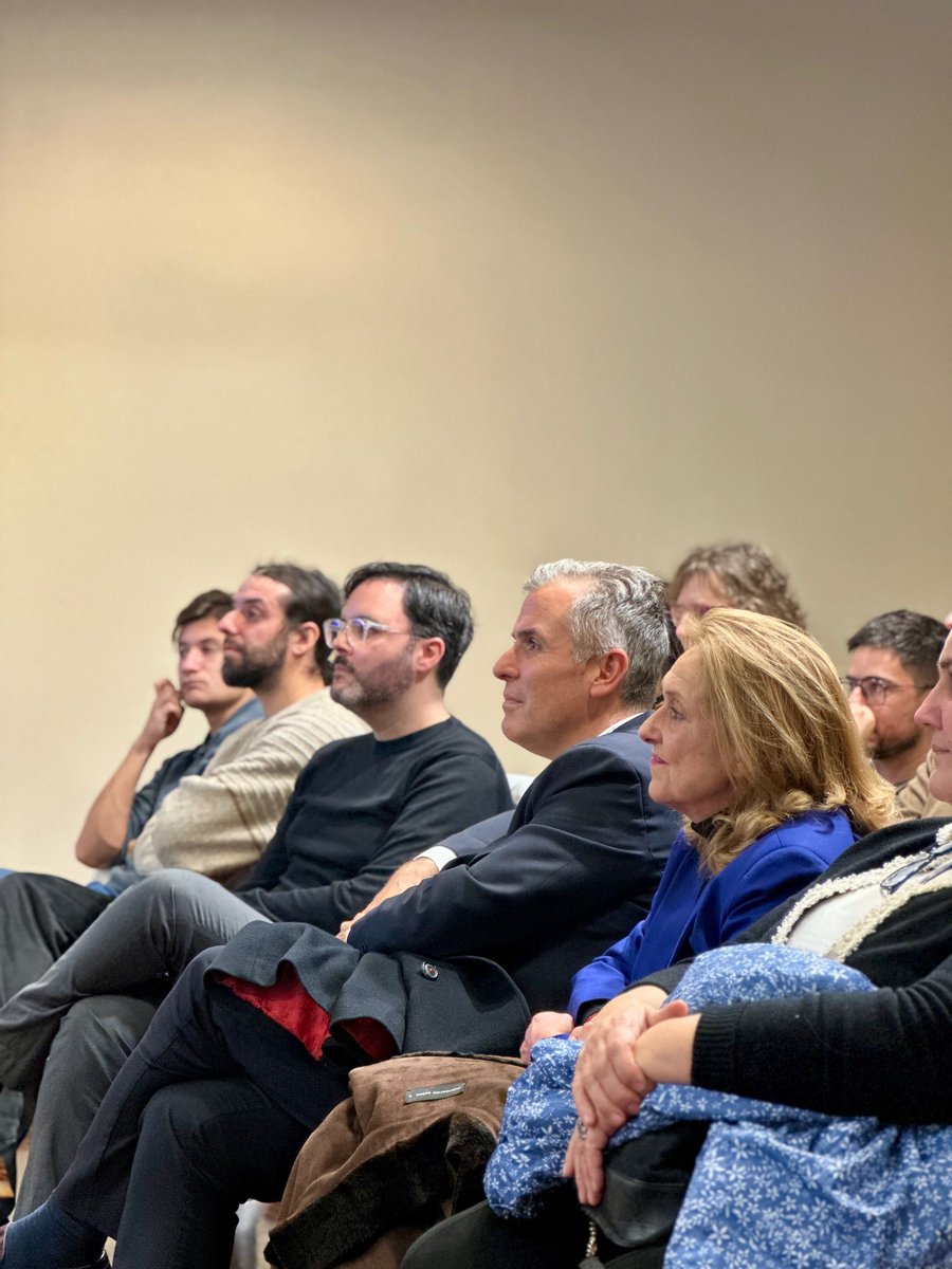 depo_es's tweet photo. O vicepresidente da @depo_es, @RafaDominguezPo, asiste á charla “Desafío para un museo do século XXI”, da historiadora da arte Eugenia Tenenbaum, polo décimo aniversario de Amigas e Amigos do Museo de Pontevedra https://t.co/3DSZwMnPb8