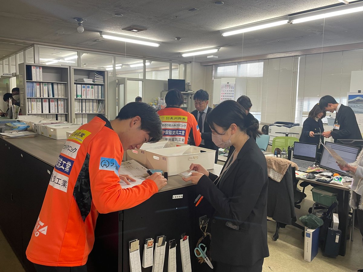 renofayamaguchi's tweet photo. 【ご当地シャレン選手訪問】

1/20(月) #奥山洋平 選手、#末永透瑛 選手が #山口市 の伊藤和貴市長を表敬訪問しました！

表敬訪問後には、市役所の各課に挨拶と開幕戦のPRをさせていただいました！

2/23(日)ホーム開幕📣
山口市のみなさんご声援をよろしくお願いします！

#renofa #全力 #レノファ12000人
